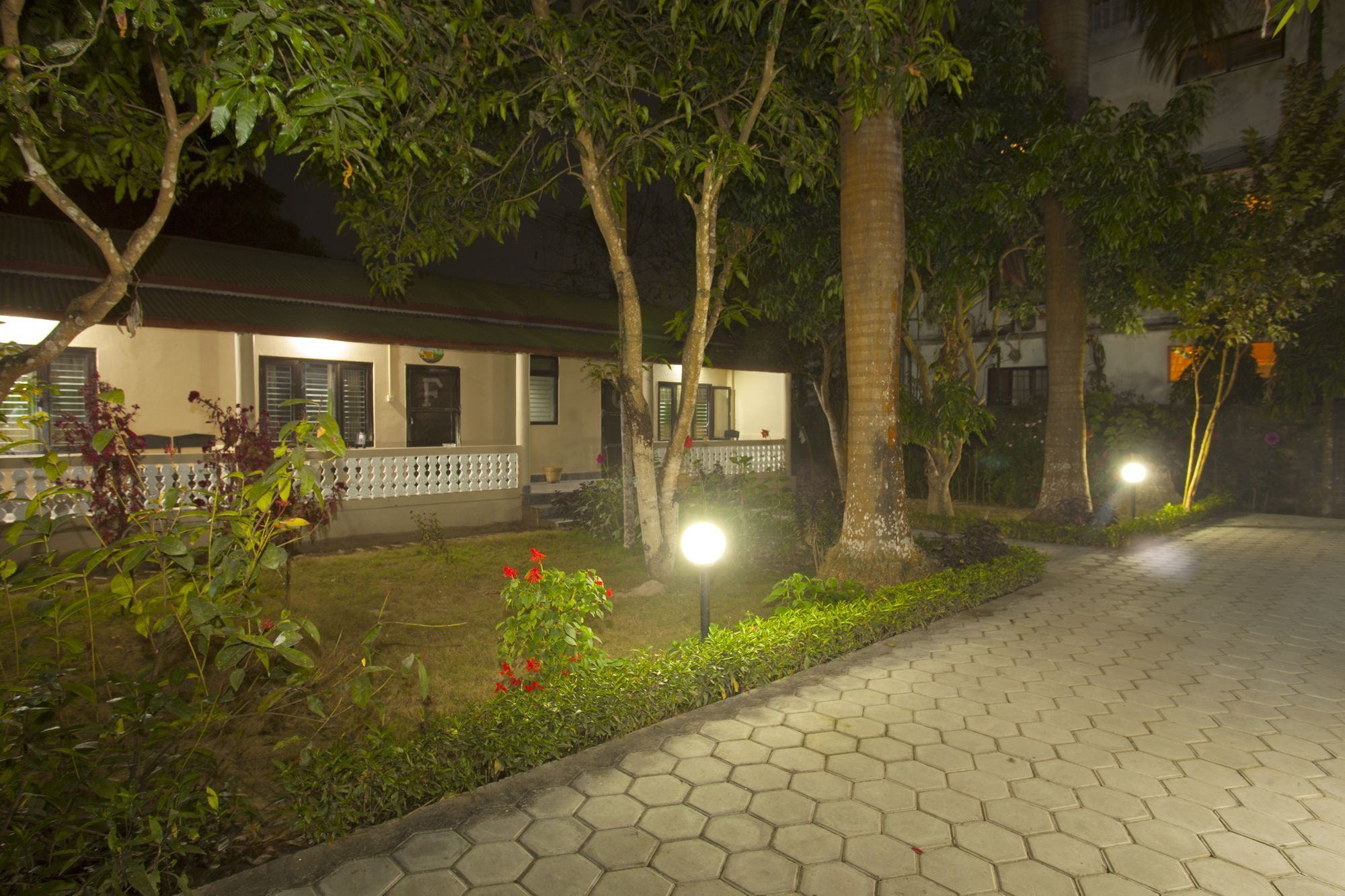 Ama Garden Sauraha Hotel Buitenkant foto